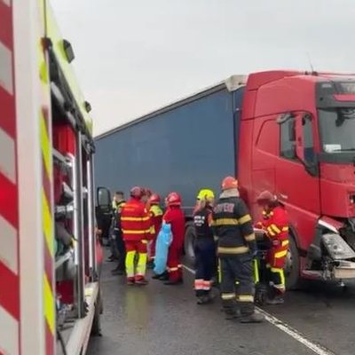 Accident tragic: cinci oameni și-au pierdut viața în urma unei coliziuni severe între două autocamioane și un autoturism.