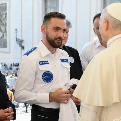 Cinci ani de salvare a copiilor, recompensați la Vatican: orădeanul Kis Balázs, întâmpinat de Papa Leon al XIV-lea.