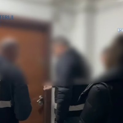 Patronul unei case de expediții din Oradea a fost reținut după trei percheziții, fiind acuzat de înșelăciune care a cauzat o pagubă de 660.000 de lei.